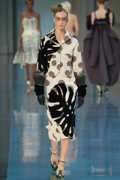 Look 16